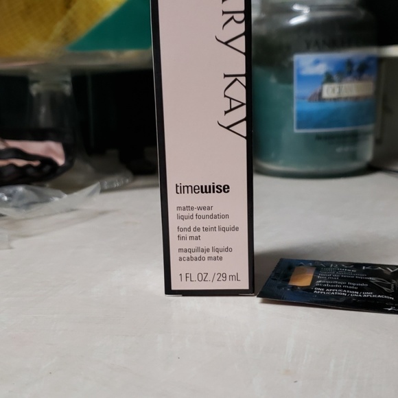 Mary Kay Timewise matte-wear liquid foundation - Picture 2 of 5